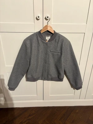 Grå mjuk bomberjacka! - Säljer en grå bomberjacka i mjukt tyg. Säljer då den inte kommer till användning. Perfekt till våren och tidig höst. Storlek M men sitter bra på S beroende hur man vill att den ska sitta. Skriv om ni har frågor / önskar fler bilder osv.💕💕
