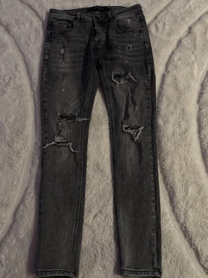 Grå slitna jeans Alessandro Zavetti - Säljer ett par gråa slim fit jeans från Alessandro Zavetti med slitningar. Köpt hos JD sports för 800kr. Säljer de för 400kr. Hör av dej vid intresse! 😁