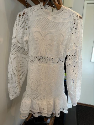 Vit klänning från Showpo - Jättefin vit klänning från showpo i storlek 36. Köpt här på plick, men hittade en annan som jag ska ha istället. Aldrig använd med prislapp kvar. Perfekt att ha på studenten. Skriv om ni har några fler frågor eller vill ha fler bilder 💕💕💕