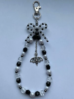 Svart nyckelring/bag charm🖤 - Svart nyckelring/bag charm med berlock, gjord av mig💕