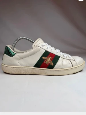 Gucci Ace bee  - Säljer ett par riktigt feta Gucci skor i storlek 42, skick 7/10! Hör av er vid frågor🔥