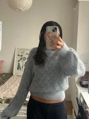 Blå stickad tröja  - Snygg blå stickad tröja från & Other Stories! Priset kan diskuteras 🩵🩵