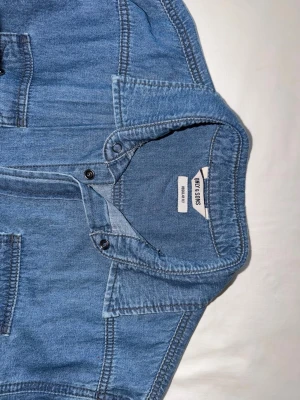 Jeans skjorta  - Klassisk blå jeansskjorta från Only & Sons. Perfekt för en avslappnad och trendig look. Regular fit