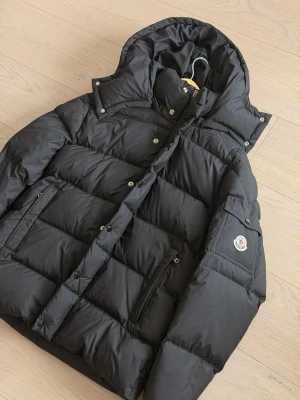 Moncler jacka  - Storlek: 3 