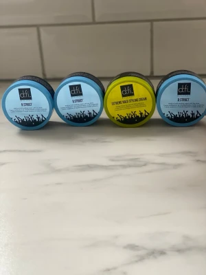 d:fi hårstylingvax och kräm 4-pack - Nypris är 150 kr styck . Jag säljer alla för enbart 249 Fyra burkar hårstyling från d:fi, tre blå D:STRUCT vax och en gul EXTREME HOLD STYLING CREAM. Runda burkar med färgglada lock och svart grafiskt mönster. Perfekt för att forma och styla håret med olika stadga.