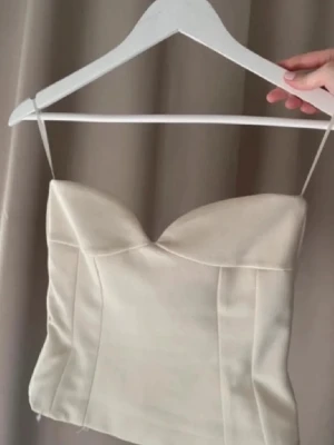 Zara korsettopp - Trendig korsett topp från Zara i storlek S men passar även XS, toppen är i super skick då den aldrig kommit till användning utan endast är testad😇😇💞