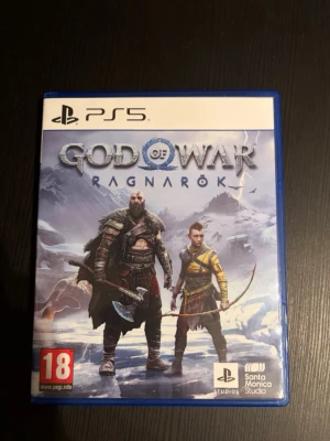 God of War Ragnarök till PS5 - God of War Ragnarök till PlayStation 5. Blå plastfodral med omslag i grått och blått, visar Kratos och Atreus i ett snöigt landskap. Actionäventyr med nordisk mytologi, PEGI 18. Perfekt för dig som gillar episka spelupplevelser. Pris kan diskuteras.