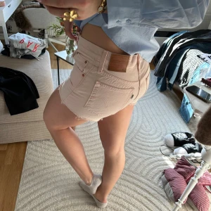 Levi’s shorts - Ljusrosa Levi’s-shorts som är för små för mig, pris kan diskuteras!🩵