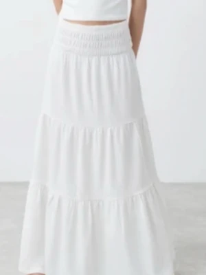 Vit långkjol med volangdetaljer - Säljer en vit volang långkjol från Gina young . Kjolen har en luftig och flowy känsla, perfekt för varma dagar. Passar till crop tops och sandaler för en chill sommarstil. Underkjolen har gått sönder lite som visas på sista sidan men inget som märks. Skriv om ni har några frågor 🤗