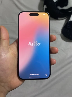 Svart iPhone 14 Pro med stor skärm - Snygg svart iPhone 14 Pro med stor och skarp skärm, tunn ram och tre kameror på baksidan. Tillverkad i glas och metall med Apples klassiska logga. Perfekt för dig som vill ha en modern och kraftfull smartphone.