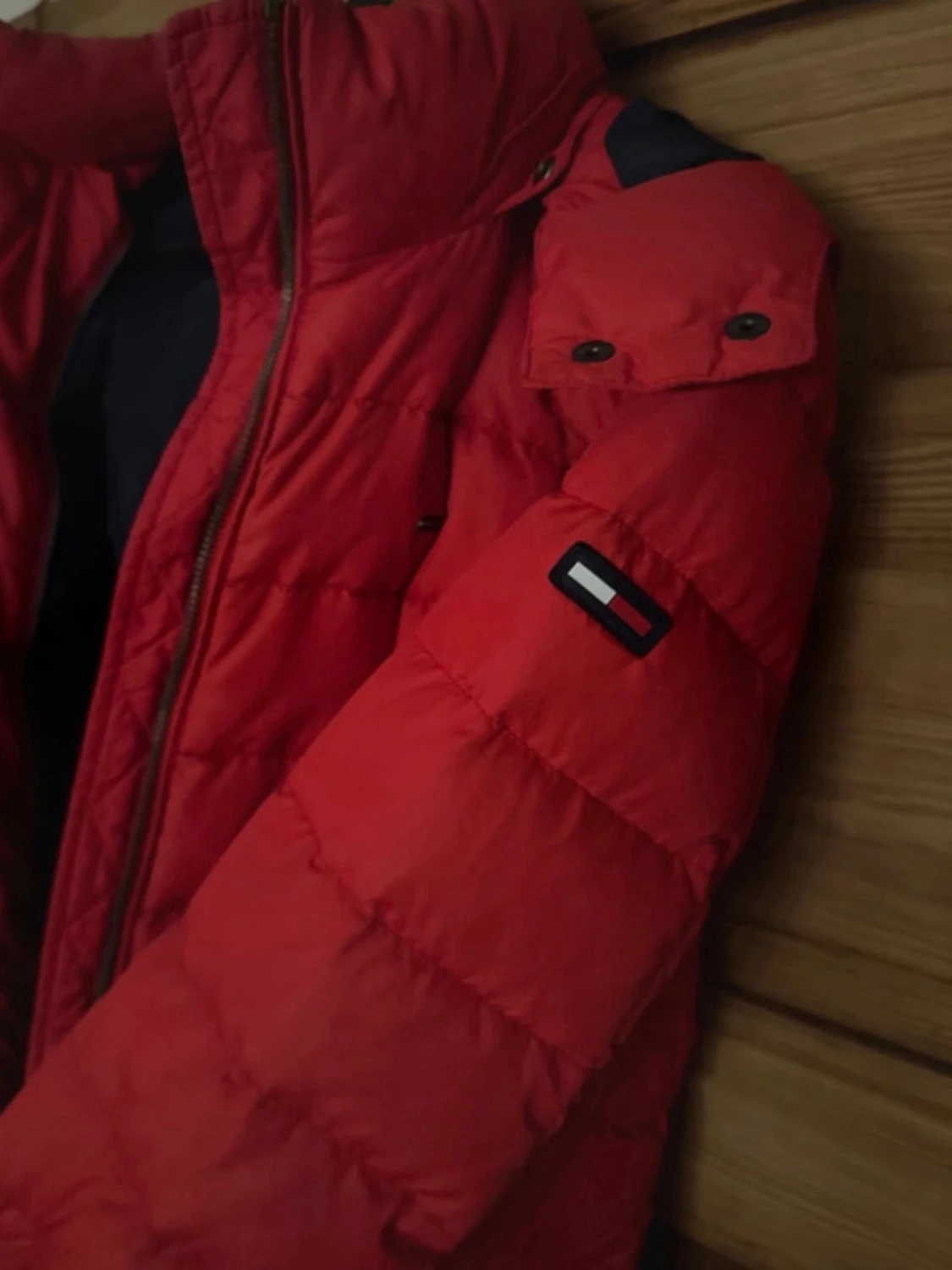 Röd pufferjacka från Tommy Hilfiger  - 2