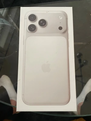 iPhone 17 Pro Max Silver 1TB - Säljer en Apple iPhone 17 Pro Max i färgen silver med 1TB lagringsutrymme. Telefonen har en stilren design i glas och aluminium, tre kameror på baksidan och Apples logga. Levereras i originalförpackning med USB-C laddkabel. Den är helt ny och oöppnad förpackning ,kopia