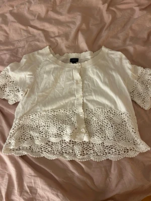 Vit stickad topp - En stickad topp med fina detaljer. Köpt här på Plick men den är ifrån Lindex från början 