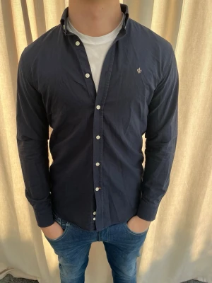 Mörkblå skjorta från Morris - Sjukt snygg marinblå skjorta från Morris. Mycket bra skick. Strl S, personen på bilden är 184 cm lång. Skicka gärna prisförslag. Kika in min profil för fler liknande plagg