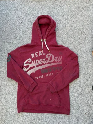 Superdry hoodie | S - Superdry hoodie | vintage | storlek: S | mycket bra skick | vinröd | går ner i pris vid snabba affärer! | skriv vid minsta lilla fråga eller fundering! 