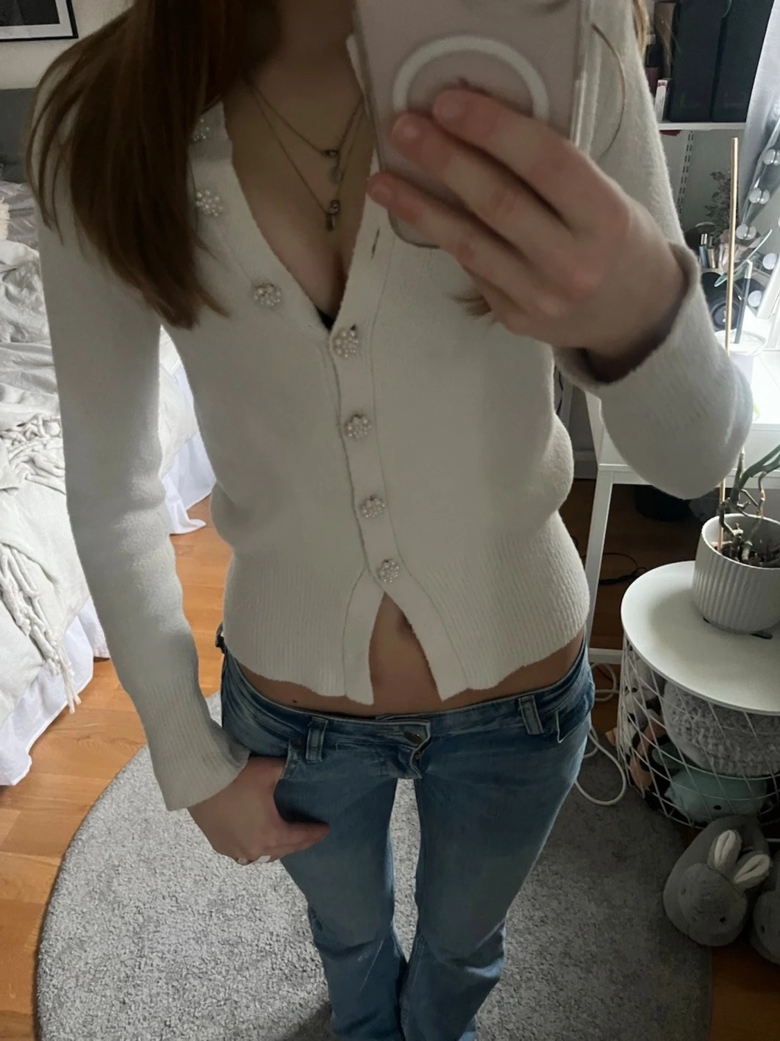 Vit kofta med pärlknappar