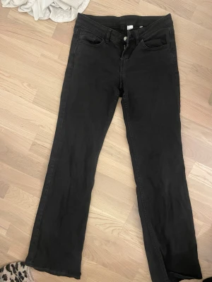 Svarta flare jeans från H&M - Fina flare jeans Lågmidjade 