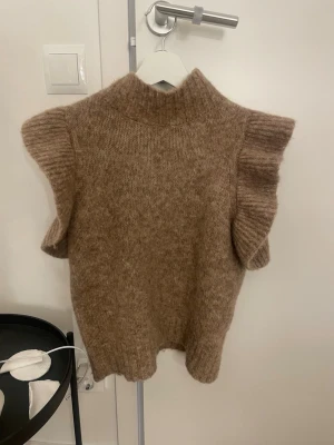 Beige/brun stickad topp från Zara - Stickad topp som e jätteskön! Den är använd 2 gånger