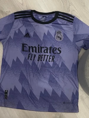 Tränings T-shirt  - Hej säljer en fin Tränings T-shirt 