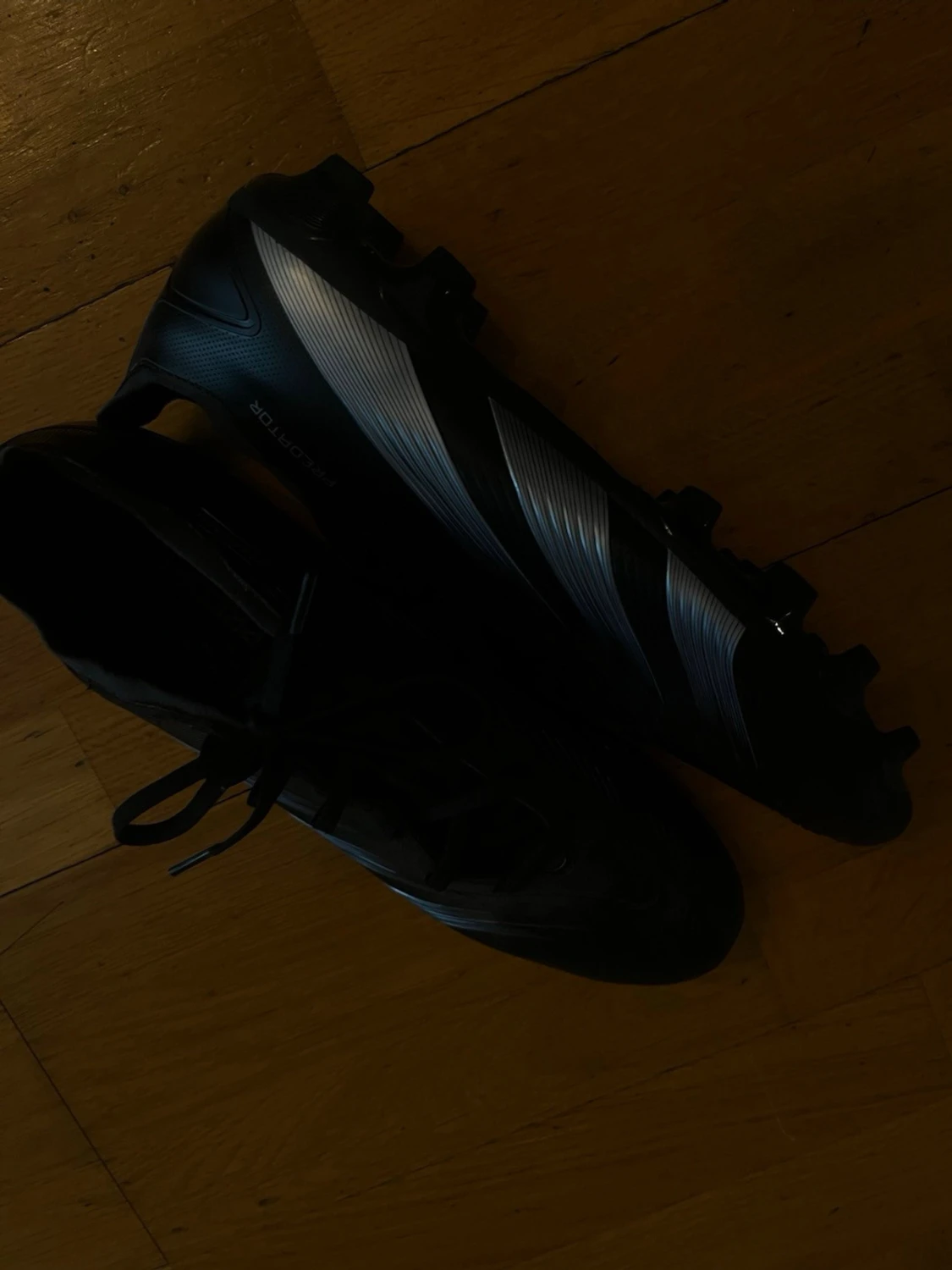 Svarta Adidas fotbollsskor - 1