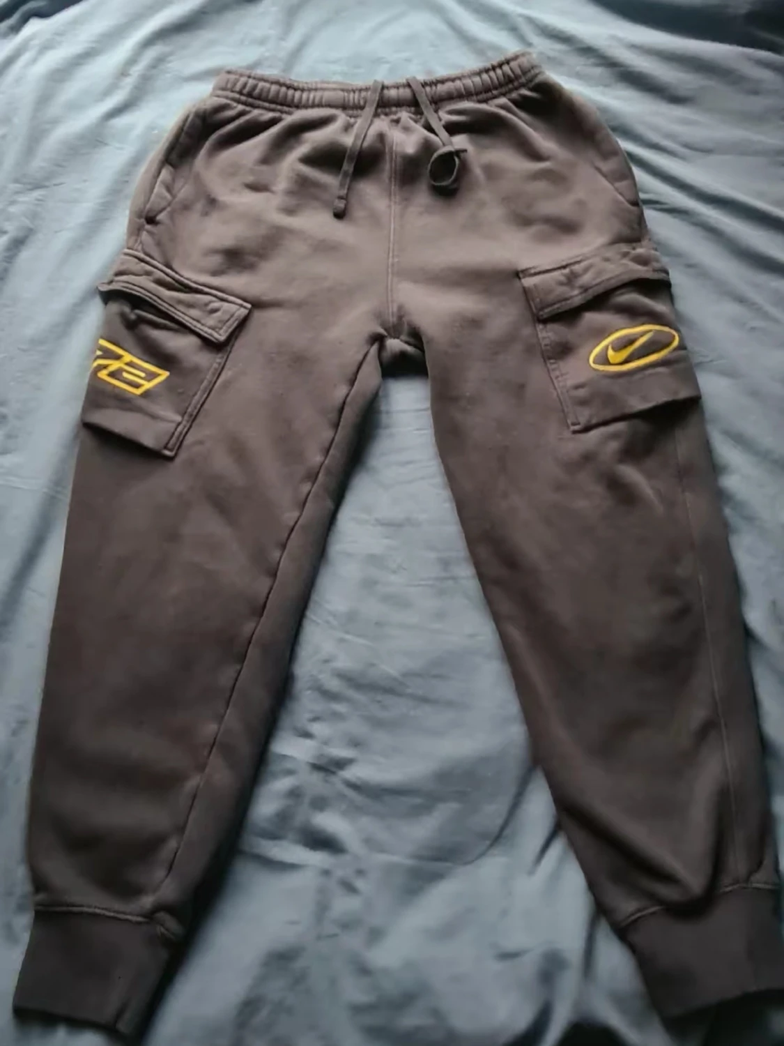 Mörkgrå nike tracksuit med gula detaljer. Tröja size:S Byxor size:M