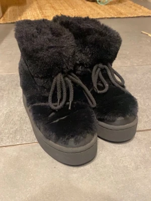 Svarta fluffiga moon boots - Säljer dessa skor då dem inte kommer till någon användning 😌