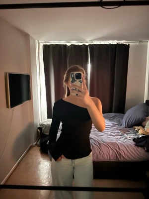 Svart oneshoulder topp  - Säljer en svart oneshoulder topp 💗 helt ny, inga defekter💗 storlek M