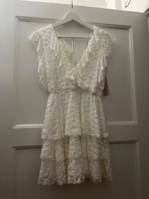 Vit klänning - Fin sommarklänning, passar både till studenten och skolavslutningen!! Endast provad, prislapp kvar! 💞                                                                             Köpt för 599kr