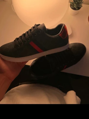 Skor  - Helt oanvända i ny skick , säljer för billigt då boxen it finns 