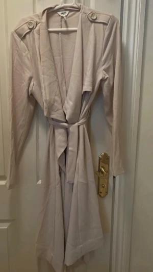 Lång Kappa  - Ljus lång kappa från Object, använd en gång bara så ny i skick! 