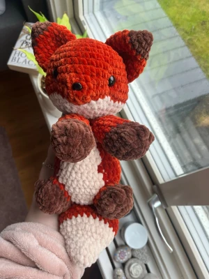 Virkad rostfärgad räv - Virkad roströd räv med beige och mörkbruna detaljer.❤️ !Dessa innehåller säkerhetsögon som inte rekommenderas för barn under 3 år! 