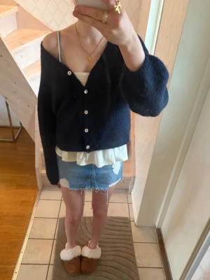 Snygg blå jeanskjol - Säljer en blå jeanskjol med slitna detaljer. Fint skick, perfekt till sommardagar att matcha med olika toppar. 