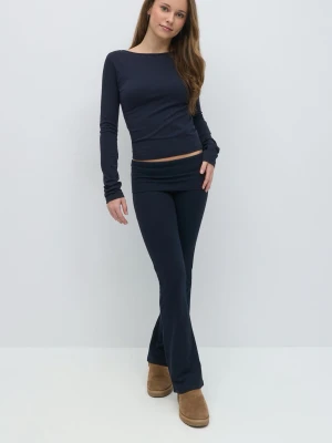 Yoga pants - Marinblå yoga pants i storlek 158/164 från Gina Tricot. Passar mig som har xs/s i byxor och är runt 162 cm lång. De går att vika ner i midjan hur mycket man vill. Inga defekter! Titta gärna igenom mina andra annonser och lägg gärna bud på bundle så kan vi komma överens om ett bra paketpris! Just nu fri frakt så passa på!!!