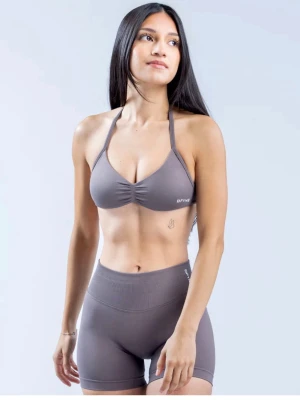 DFYNE sport bh - DFYNE sport bh från kollektionen impact. Den är i nytt skick och sitter väldigt fint. Säljer på grund av att jag köpte den med byxorna som är ett set.  byxorna var för små för mig så sport bh kom inte till användning. Hör gärna av för frågor eller bilder 💕