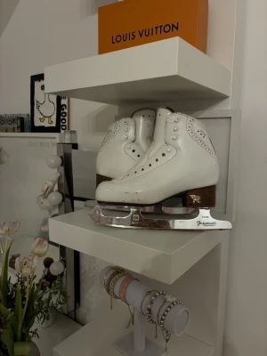 Vita konståkningsskridskor - Skridskor från risport modellen PRO, skenor från MK modellen heter professional. Jag ska köpa snören till skridskorna och slippa de⛸️ storlek på skridskorna är 230