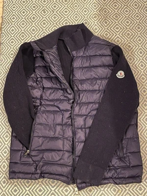 Mörkblå Moncler cardiganjacka - Marinblå cardiganjacka från Moncler i storlek ~M. Modellen på bild 4 och 5 är 183 och väger 70 kg. Jackan är lätt och perfekt nu till våren. Endast änvänd ett fåtal gånger. NFC och dist verifierad. Kontakta om frågor eller intresserad!