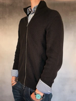 Full zip - - Fullzip från East West — Storlek S — 9/10 — Bra skick utan skavanker — Inkluderat - Tröja — Retail 599kr — Modellen är - 180cm, 65kg -