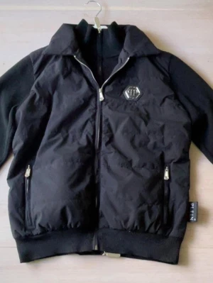 Philipp plein  - För skön Cardigan att ha till vår, höst o funkar även för vintern! Den är äkta bara att jag inte har något kvitto kvar. Hör av dig vid minsta lilla fundering!