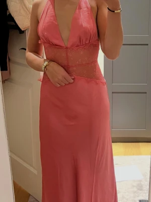 Rosa långklänning meshki - Snygg rosa långklänning från Meshki som aldrig är använd och därav har prislapp kvar. Den är storlek XS men passar perfekt även till S. Jag är 165 men när jag har klackar som är cirka 7 cm så är den också perfekt lång!!