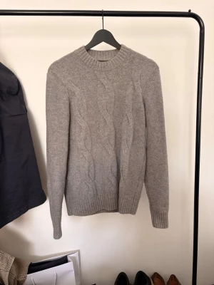 Grå kabelstickad tröja Massimo Dutti - Snygg grå kabelstickad tröja från Massimo Dutti i mjuk ullmix. Storlek S passar längden 170-180.