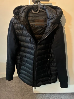 Massimo dutti cardigan - Säljer nu min Massimo dutti cardigan som är riktigt snygg och fungerar till varje outfit även perfekt nu till sommaren då den inte är så tjock kan du ha den på kvällen hör av er vid fler frågor