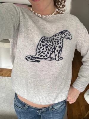 Subdued stickad tröja   - JÄTTE SKÖN! Den har super bra material, kliar inte överhuvudtaget 💞 Använd mindre än 5 gånger! Säljer eftersom den är liten på mig 