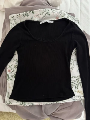 Svart långärmad tröja - Svart basic tröja från Lager 157, bra material💞 Passar mig inte