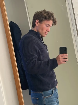 Vailent full zip - Jättesnygg full zip tröja från vailent. Storlek xs och är i mycket bra skick. Säljer billigt så va het på gröten!