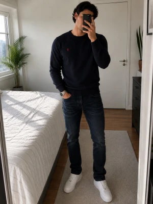 Mörkblå slim fit jeans - Snygga mörkblå slim fit jeans från Tiger Of Sweden.. Jeansen har normal midja och raka ben. Perfekta för dig som gillar en stilren och enkel look.