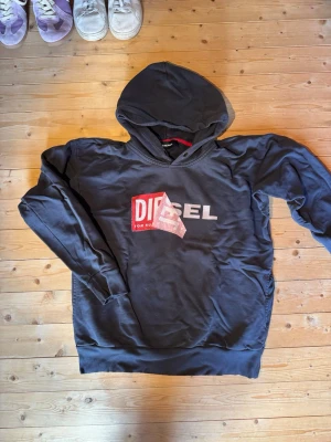  Diesel hoodie - Mörkblå Hoodie från diesel, coolt tryck avslappnad passform.