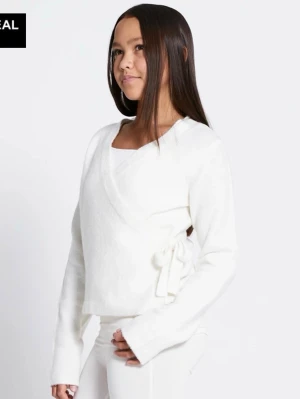 Vit stickad tröja med knyt - Snygg vit stickad tröja i omlottmodell med knyt i sidan. Tröjan har långa ärmar och en mjuk, mysig känsla. Perfekt för lager-på-lager och enkel att matcha med olika outfits. Alldrig använd! Storlek xs men passar även s.