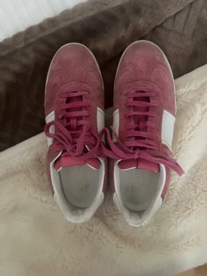 Rosa valentino flycrew  -  Säljer dessa fina rosa Valentino  flycrew Skor i mocka, Skorna är jättefina och bra skick, men flera nitar har ramlat av. Nypris på dessa är runt 6000kr jag säljer för 800.