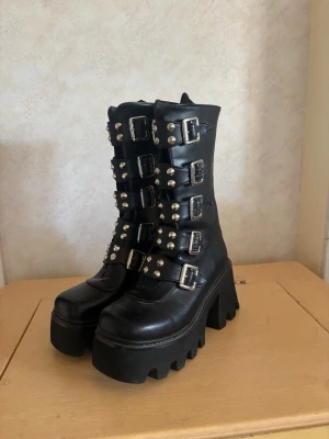 Svarta goth/punk kängor - Svarta goth/punk kängor i storlek 39, endast testade men aldrig använda. Original kartong finns ej kvar, osäker på märket.