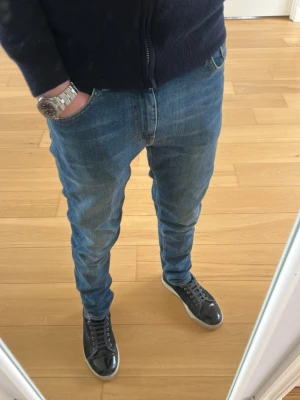Tiger of Sweden jeans  - Tjena, säljer ett par Tiger of Sweden jeans i modellen Evolve, Jensen är i bra skick och i storlek W30/L32 och i färgen Marinblå hör gärna av dig om du har några frågor☺️10